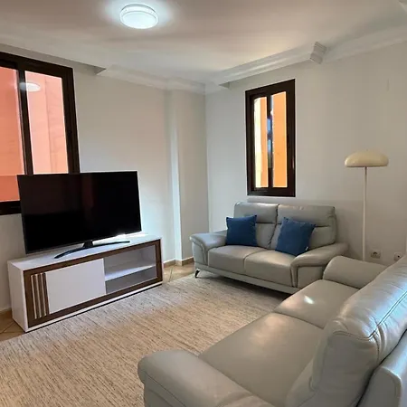 Habitación en casa particular Elegant Near Sea And Port Banus *